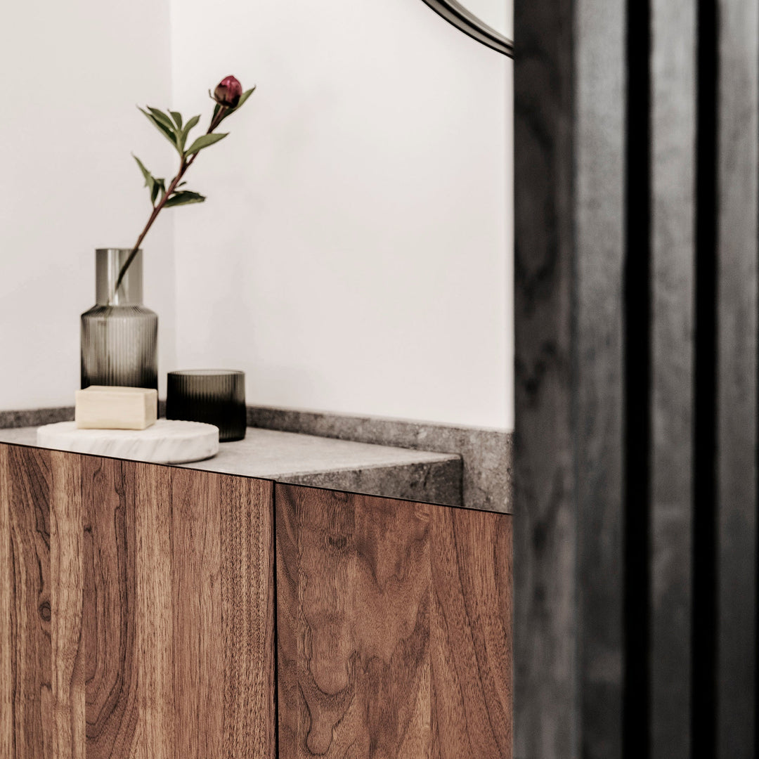 Houtmerk - Houten Badmeubel Niche - notenhout met verzonken natuursteen wastafel Badmeubels Houtmerk