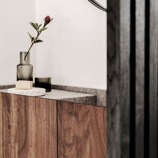 Houtmerk - Houten Badmeubel Niche - notenhout met verzonken natuursteen wastafel Badmeubels Houtmerk