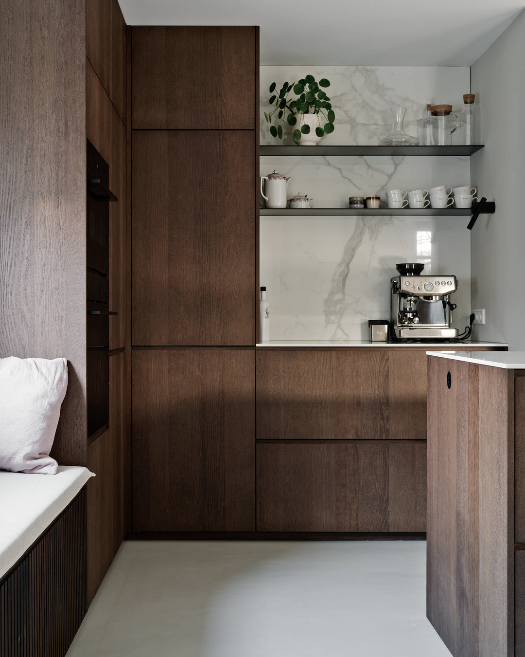 Een keuken vol karakter: donker eikenhout en marmerlook details