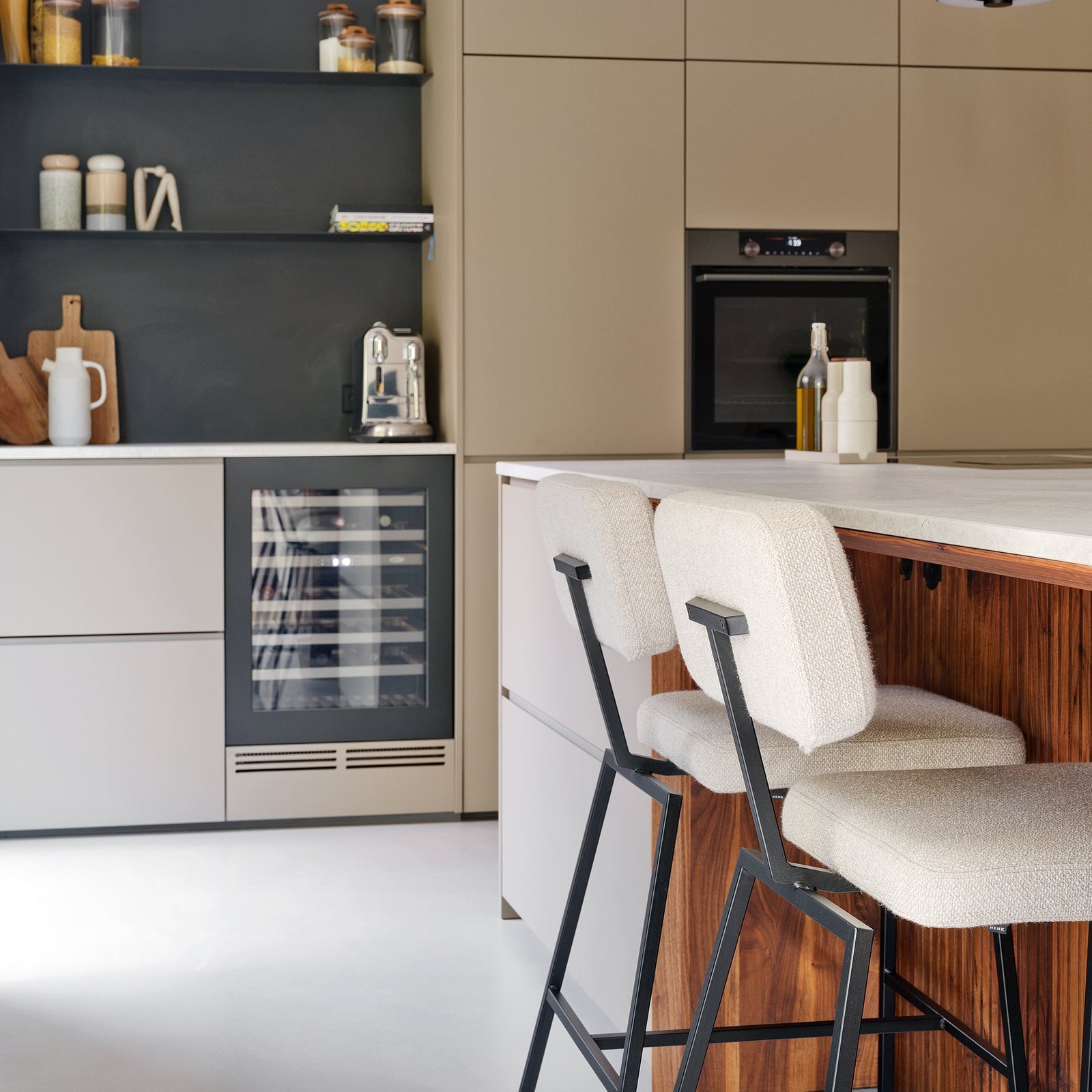 Een wijnklimaatkast in het kookeiland als verfijnde blikvanger