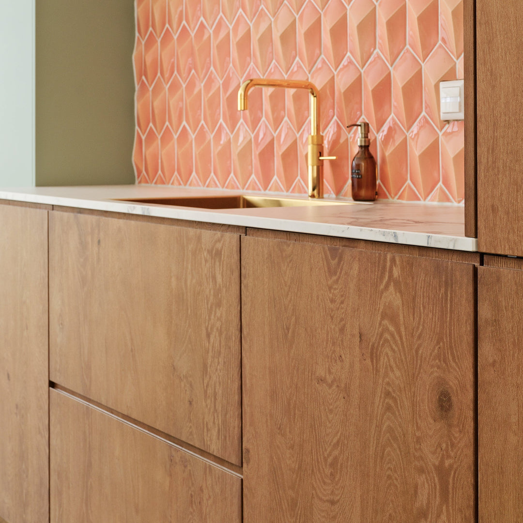 Woonkeuken met lef: warme materialen en speelse details