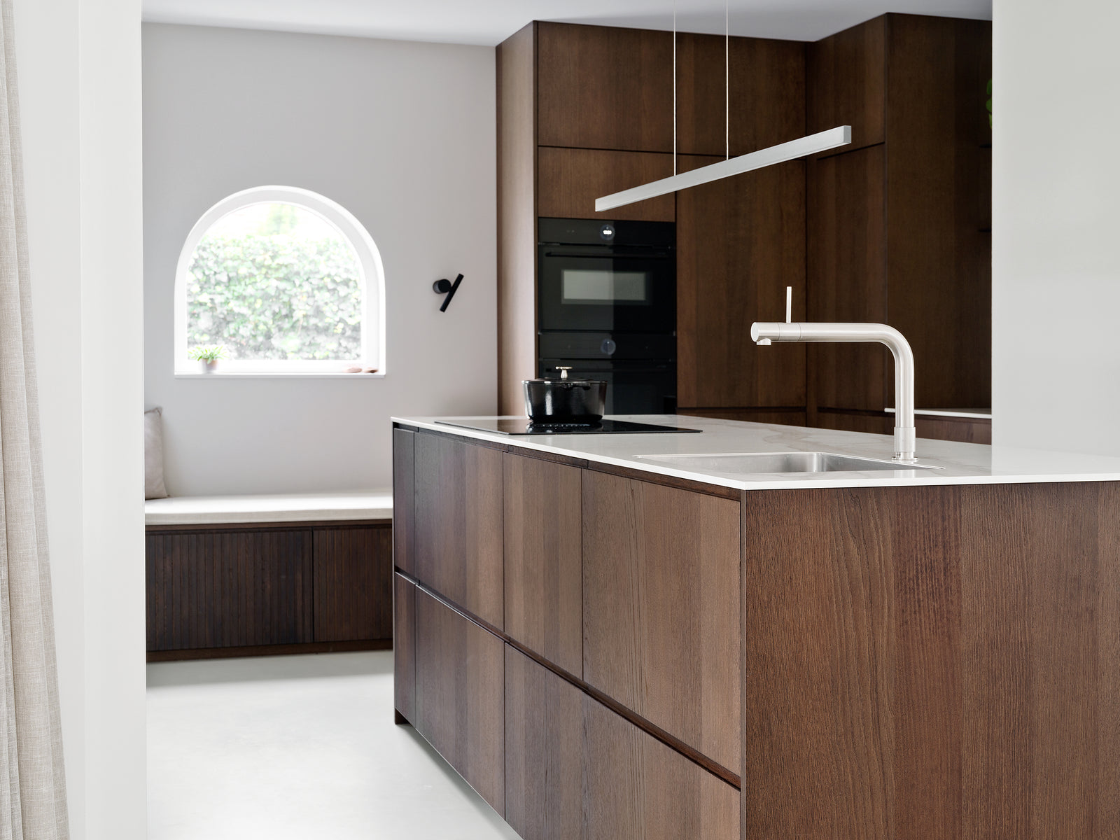 Je hele keuken met houten fronten, eiland en kastenwand