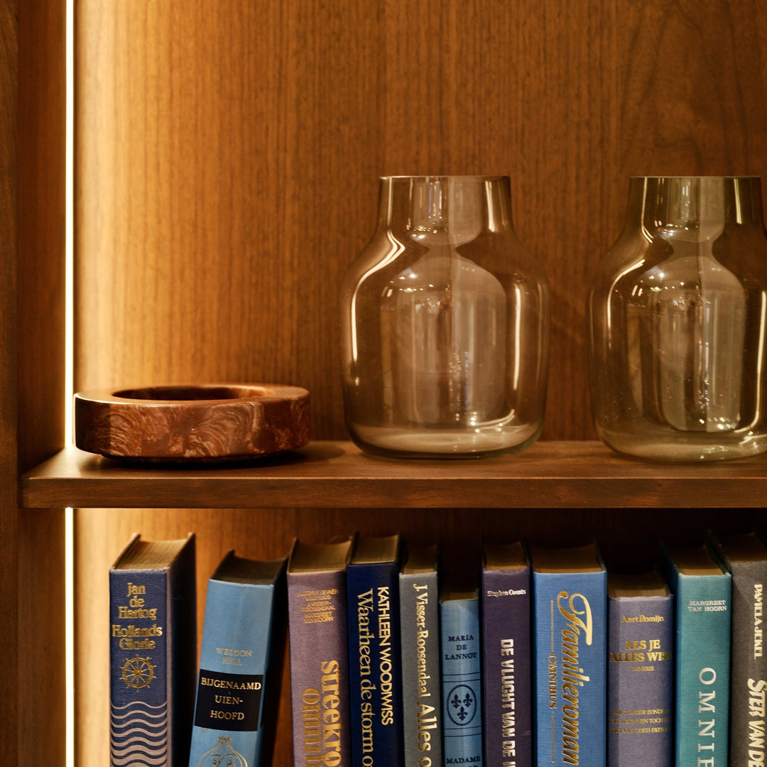 Houten vak voor je verzameling, met dimbaar lichtaccent