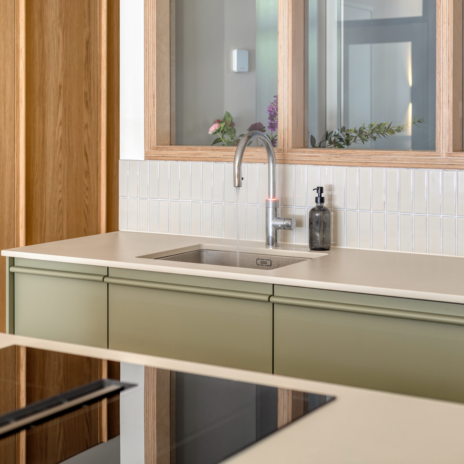 Kurver en Kramer: afgeronde grepen in kleur of hout