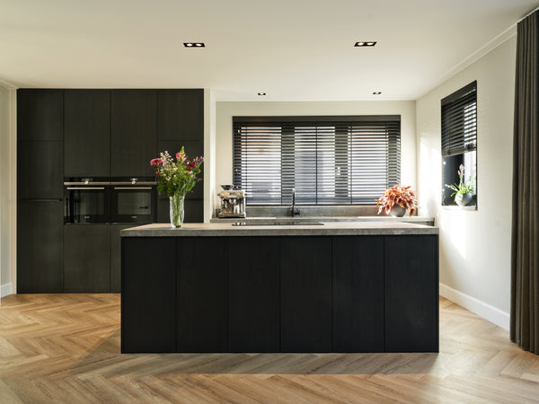 Binnenkijker | Zwarte keuken met subtiele houtdetails, badkamer en inloopkast
