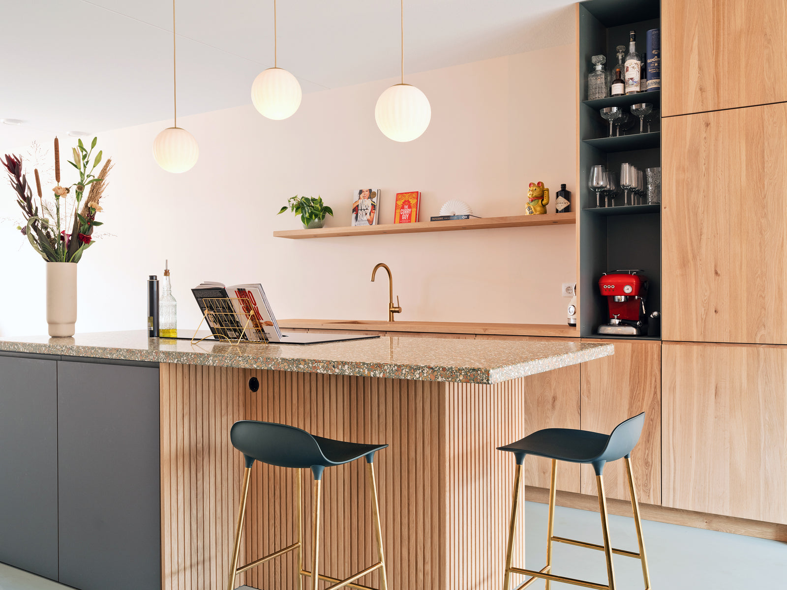 Binnenkijker | Bijzonder warme keuken met eiken en groen terrazzo
