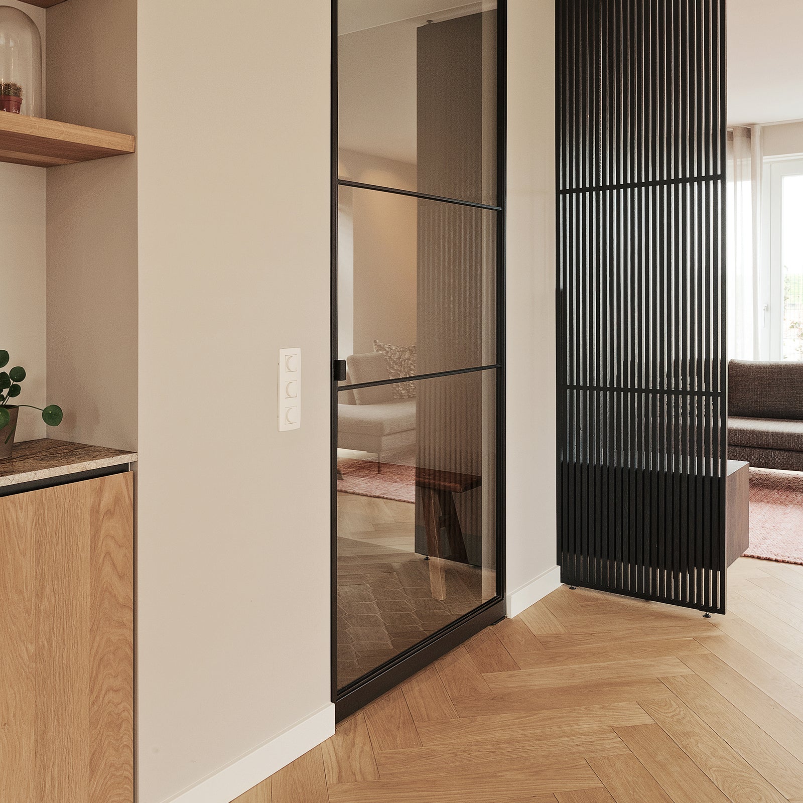 Mysterieuze zwarte roomdivider van hout