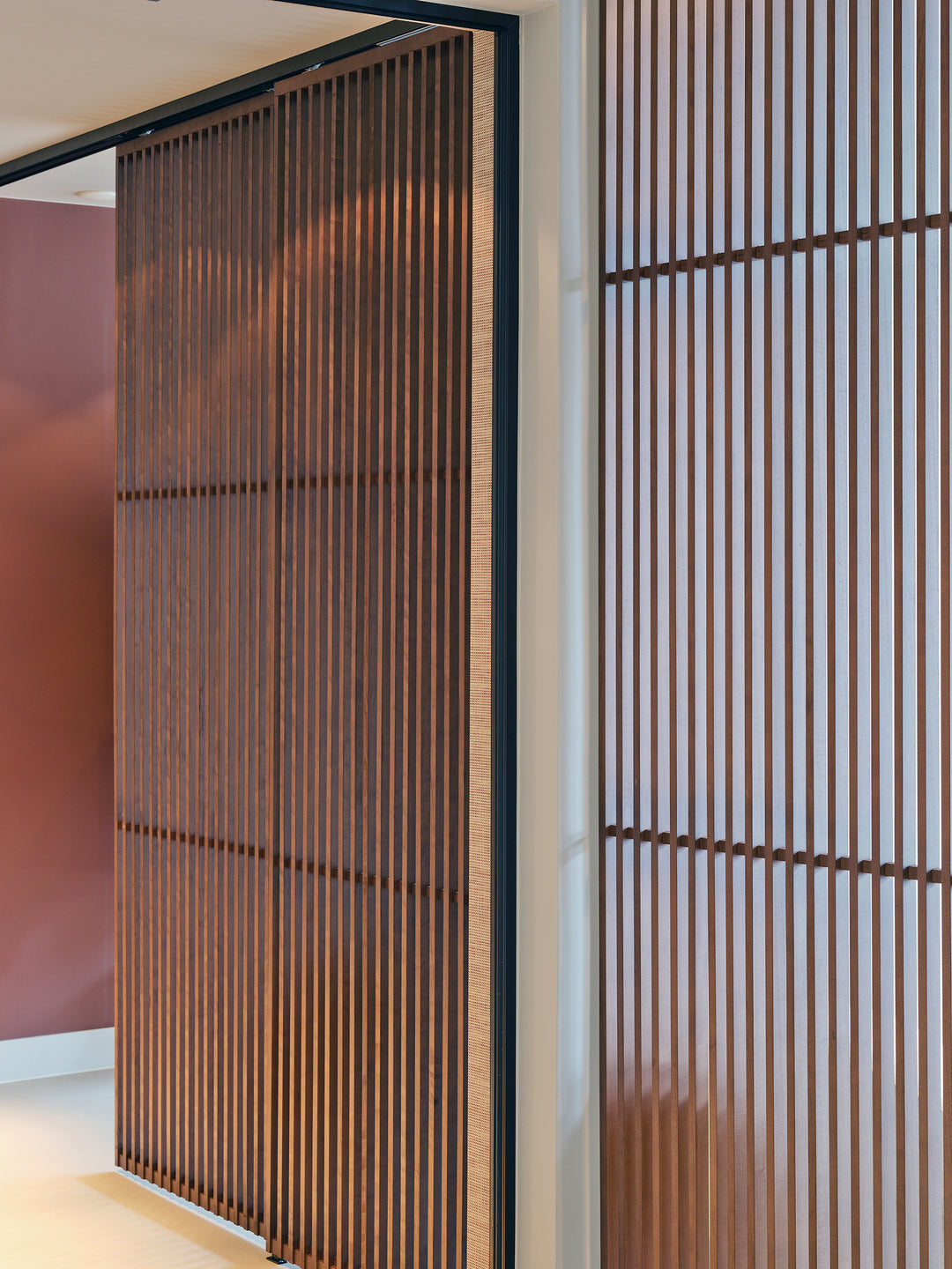 Houtmerk - Houten Roomdivider Stiletto - Met schuifrails plafondmontage van 235cm tot 265cm hoog Roomdividers Houtmerk