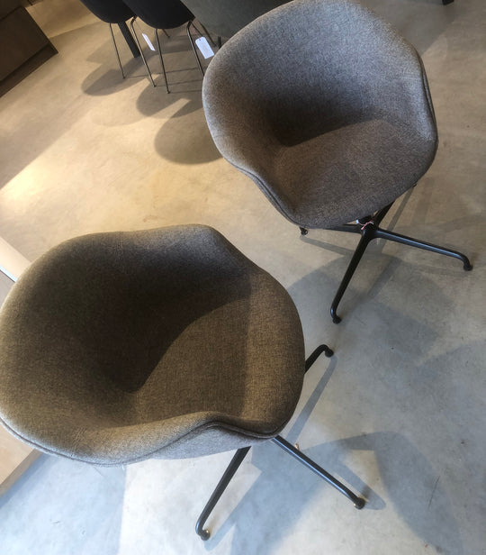 Gubi - Stoel Bat Meeting Chair 4-star base - Stoffering Sahco Clay - SALE Stoelen Houtmerk