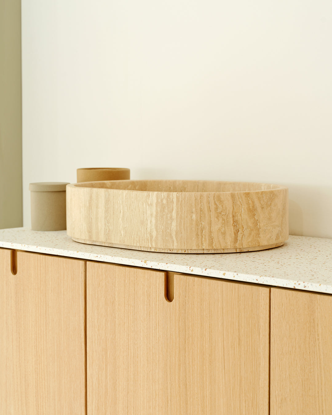Badmeubel met Travertin wastafel op maat gemaakt. Massief hout met natuursteen combineren. Advies Showroom Breda.