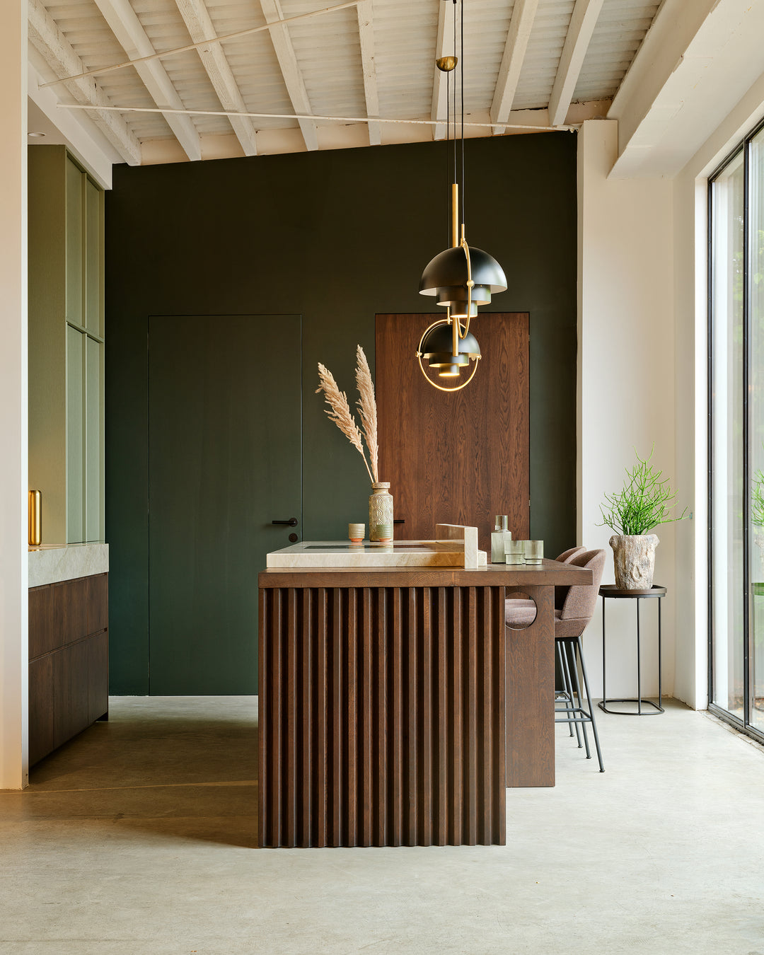 Keuken met Taj Mahal kwartsiet werkblad. Donker notenhout met ribbels. Brutalisme jaren 70 design ontwerp.