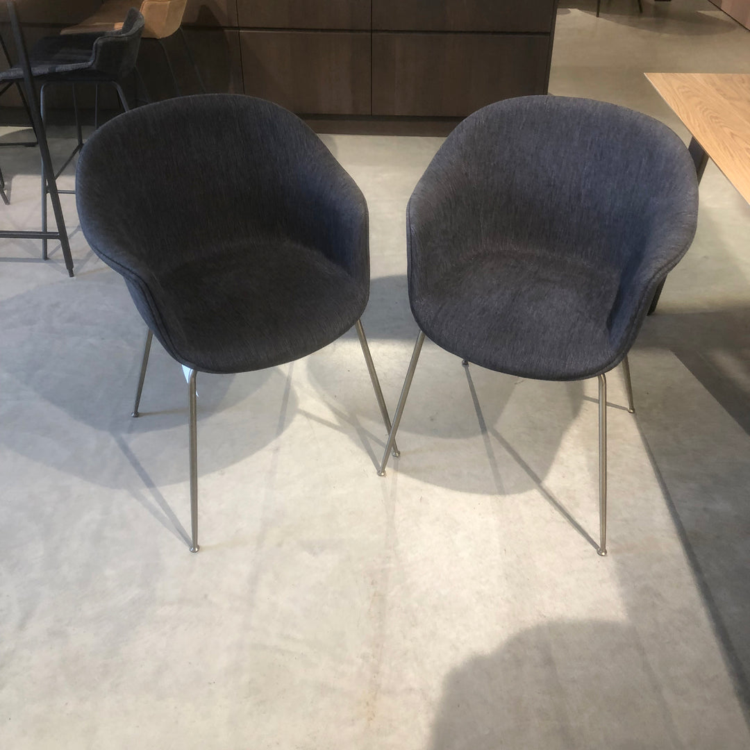 Gubi - Stoel Bat Tube base - Stoffering Sahco Clay - SALE Stoelen Houtmerk