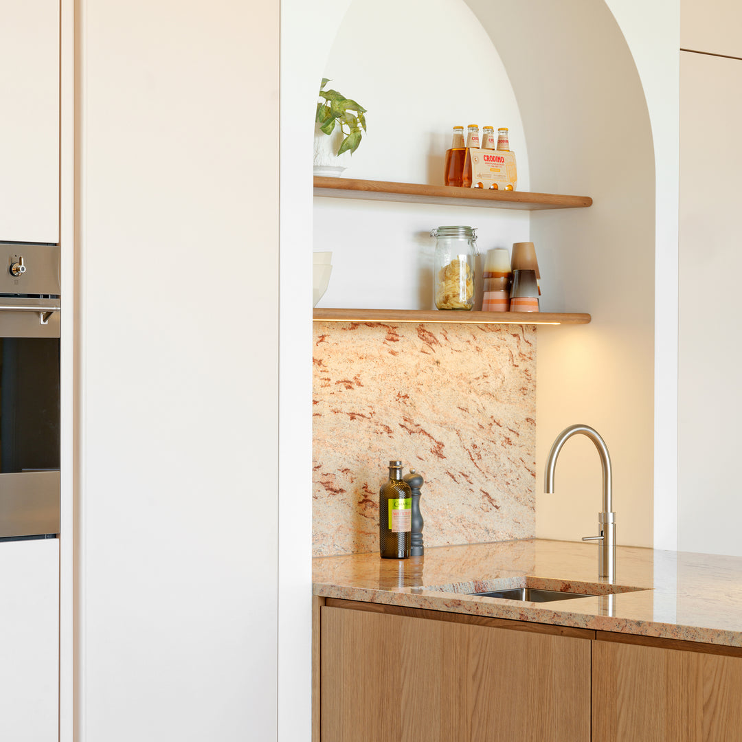 Houtmerk - Ripple Nisplank met LED-strip verlichting - Maatwerk massief eiken Wandplanken Houtmerk