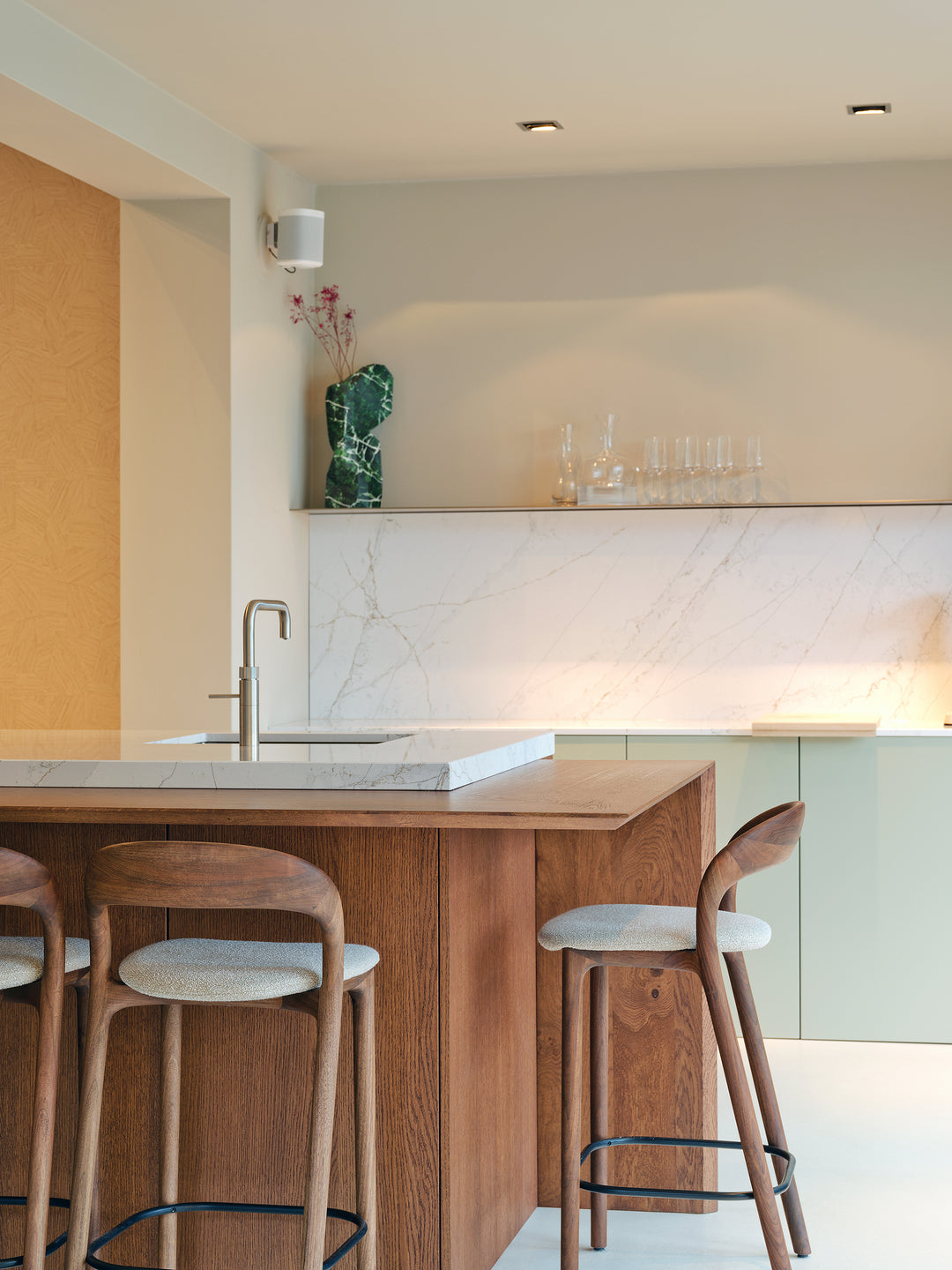 101_maatwerk_keuken_interieur_marmer_composiet_met_laag_eetgedeelte_bar_kookeiland_L-vorm_hoekopstelling_koffienis_inbouw_kastenwand_roggebruin_beits_eiken_zachtgroen.jpg