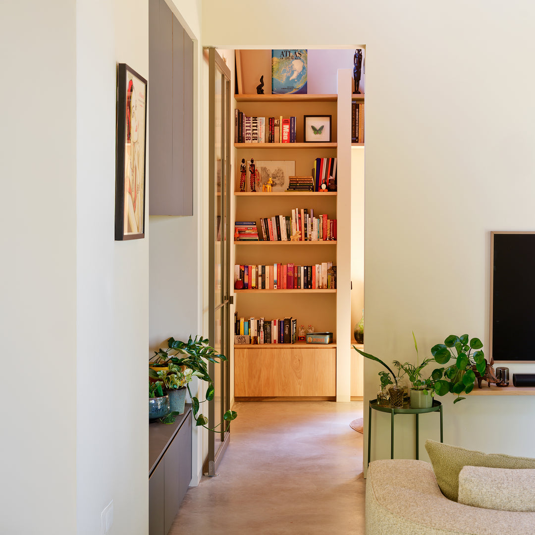 Houtmerk Domus® - Lage ladekast met wandplanken - Massief hout maatwerk Kasten Houtmerk