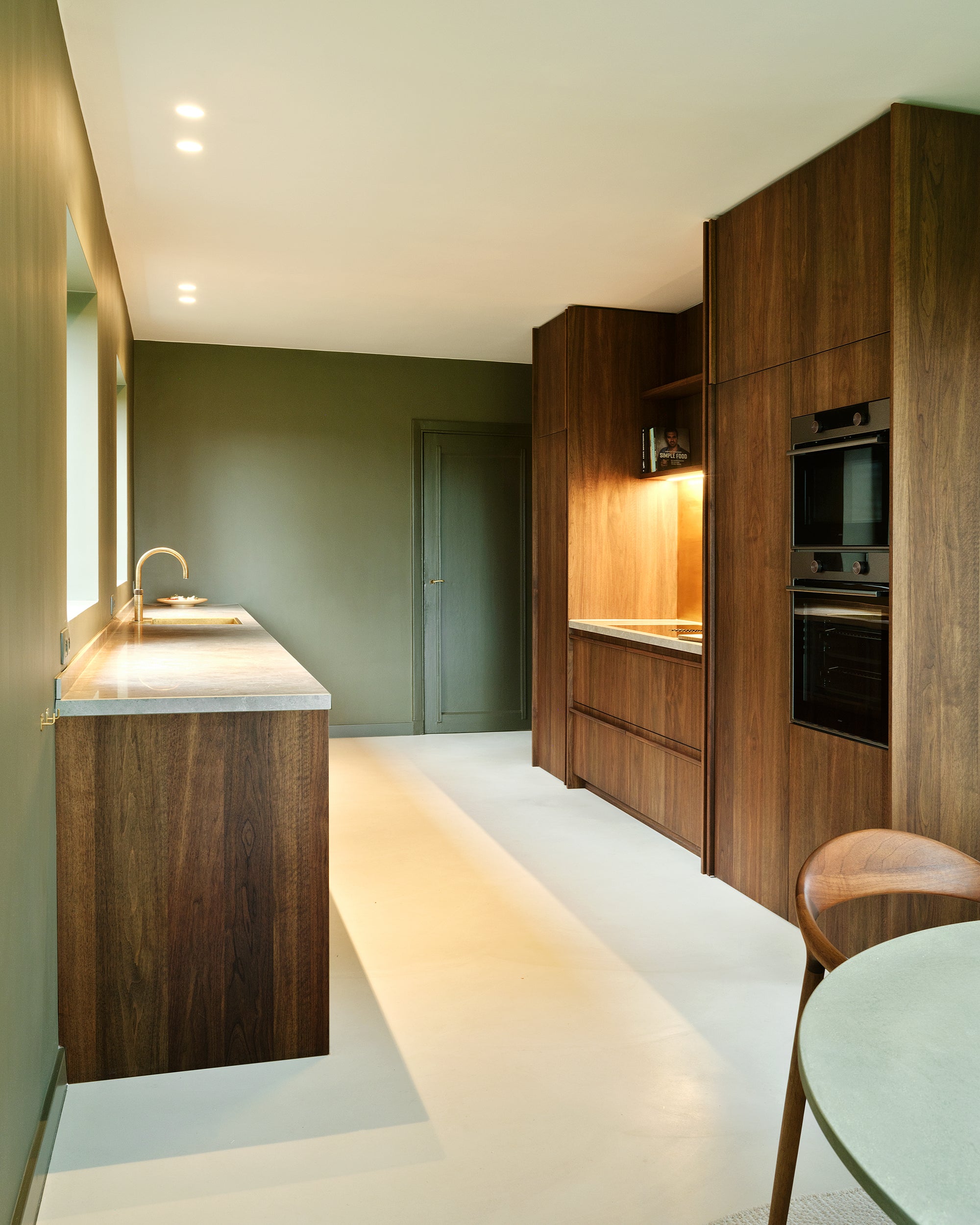 102_dudok_keuken_houtmerk_herenhuis_groene_muur_donker_notenhout_black_olie_maatwerk_design_keuken_gietvloer_pacci_grijs_keramiek_natuursteen.jpg