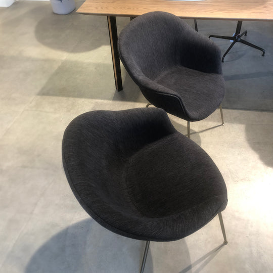 Gubi - Stoel Bat Tube base - Stoffering Sahco Clay - SALE Stoelen Houtmerk
