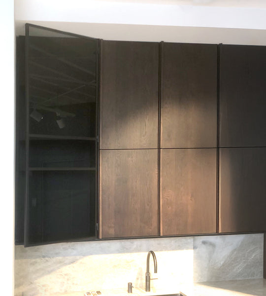 GERESERVEERD Vitrinekast Plato - Zwart gecoat plaatstaal 182x62cm - SALE Wandplanken Houtmerk