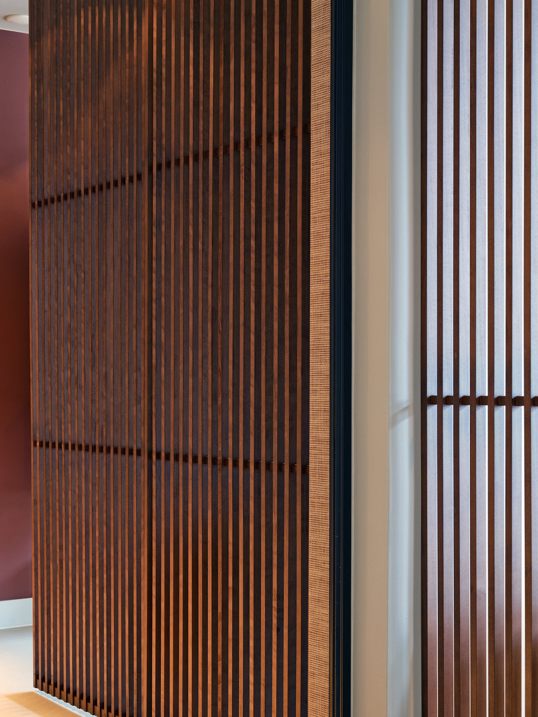 Houtmerk - Houten Roomdivider Stiletto - Met schuifrails plafondmontage van 235cm tot 265cm hoog