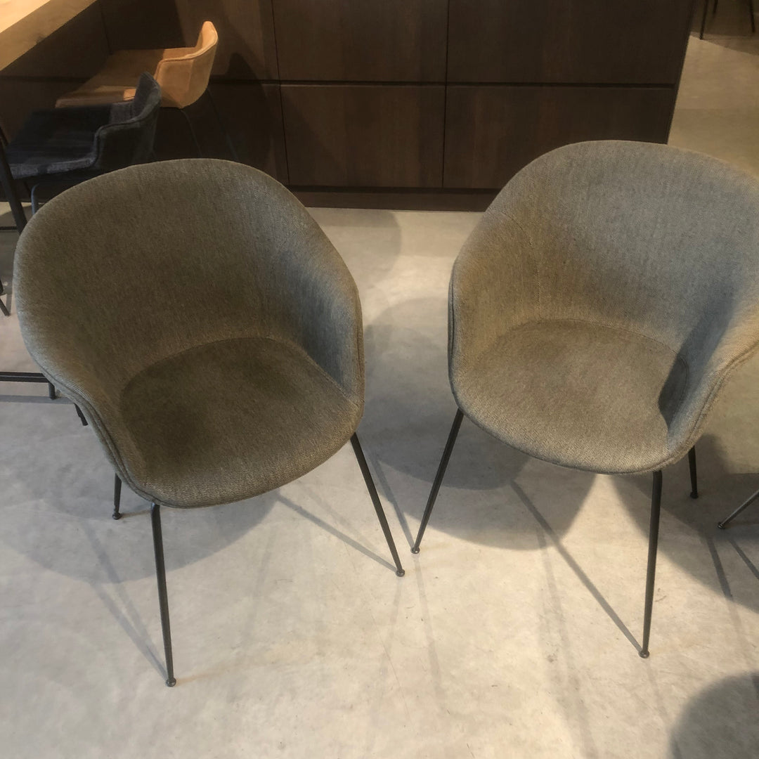 Gubi - Stoel Bat Tube base - Stoffering Sahco Clay - SALE Stoelen Houtmerk