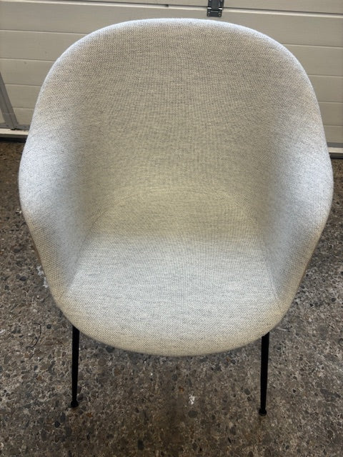 Gubi - Bat Dining Chair Front Upholstery - Stoel met gestoffeerde binnenzijde - SALE Stoelen Gubi   