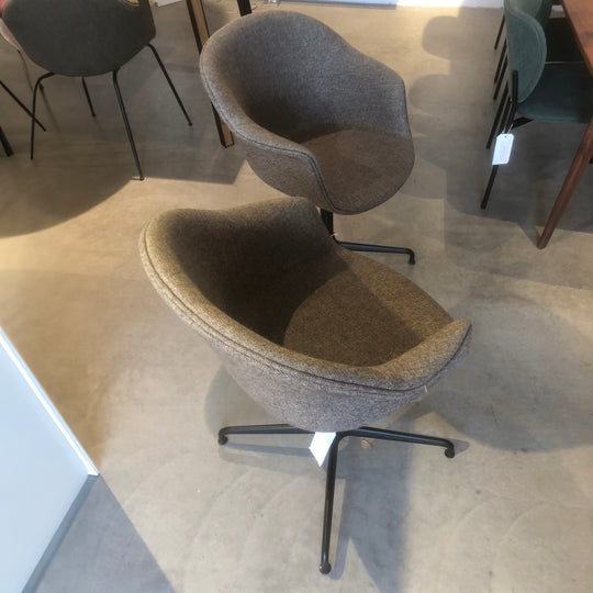 Gubi - Stoel Bat Meeting Chair 4-star base - Stoffering Sahco Clay - SALE Stoelen Houtmerk