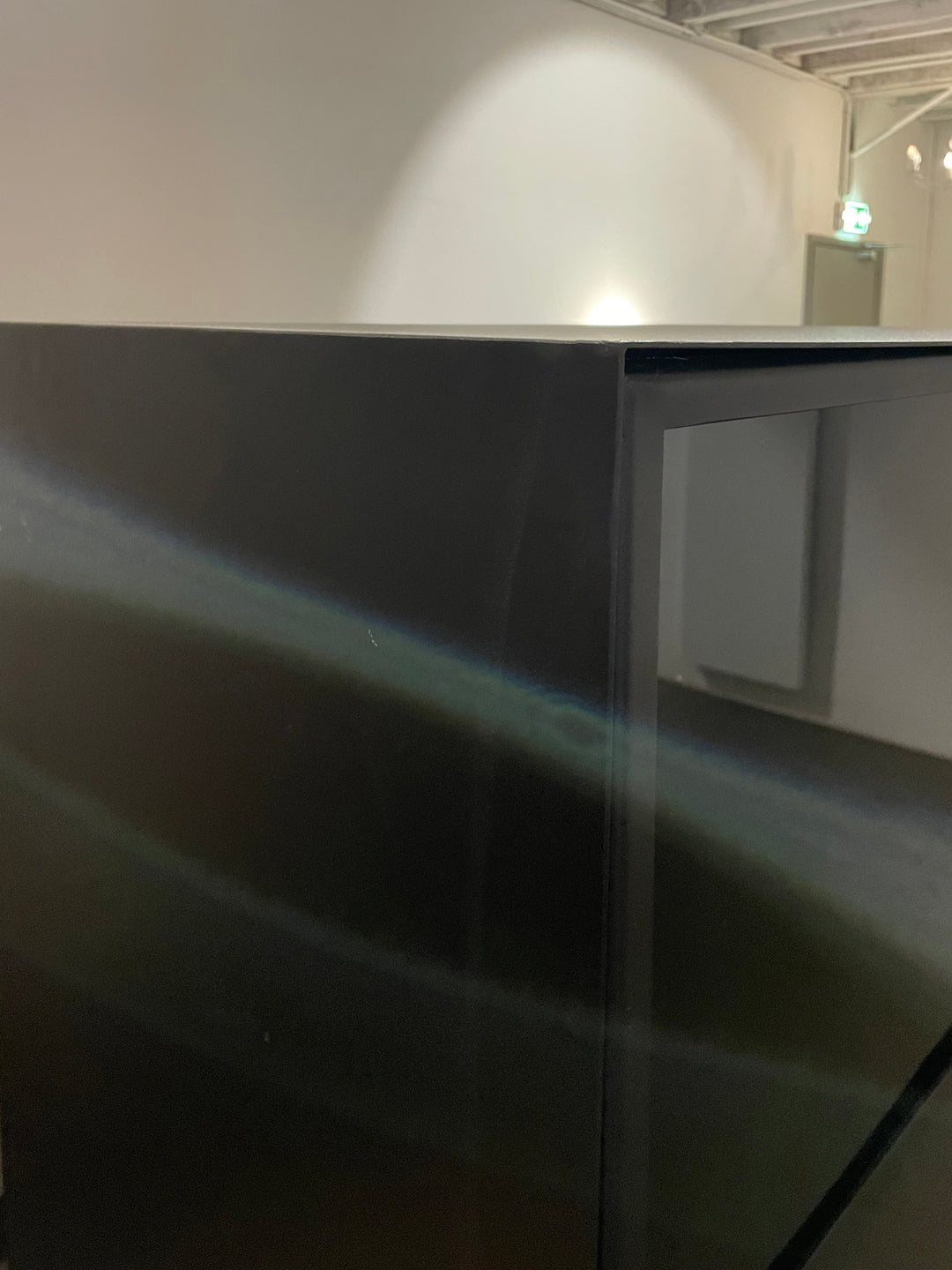 GERESERVEERD Vitrinekast Plato - Zwart gecoat plaatstaal 182x62cm - SALE Wandplanken Houtmerk