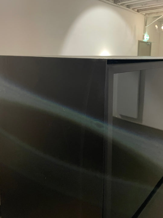 GERESERVEERD Vitrinekast Plato - Zwart gecoat plaatstaal 182x62cm - SALE Wandplanken Houtmerk