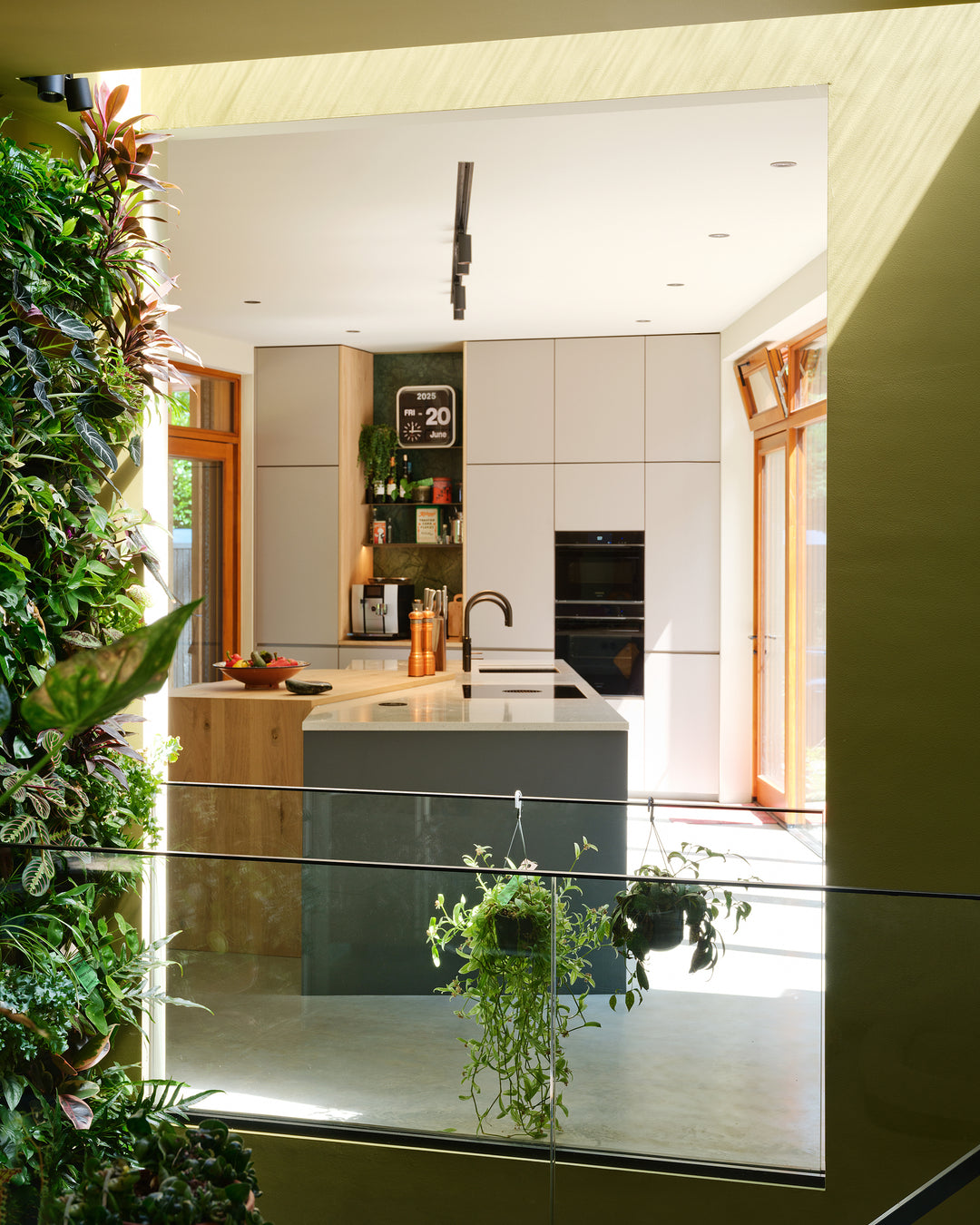 108_houtmerk_hoge_kastenwand_maatwerk_modus_keuken_beige_arizona_verde_comodoro_combinatie_caesarstone_blad_quooker_fronten_stalen_lamel_greep_indian_green_marmer.jpg