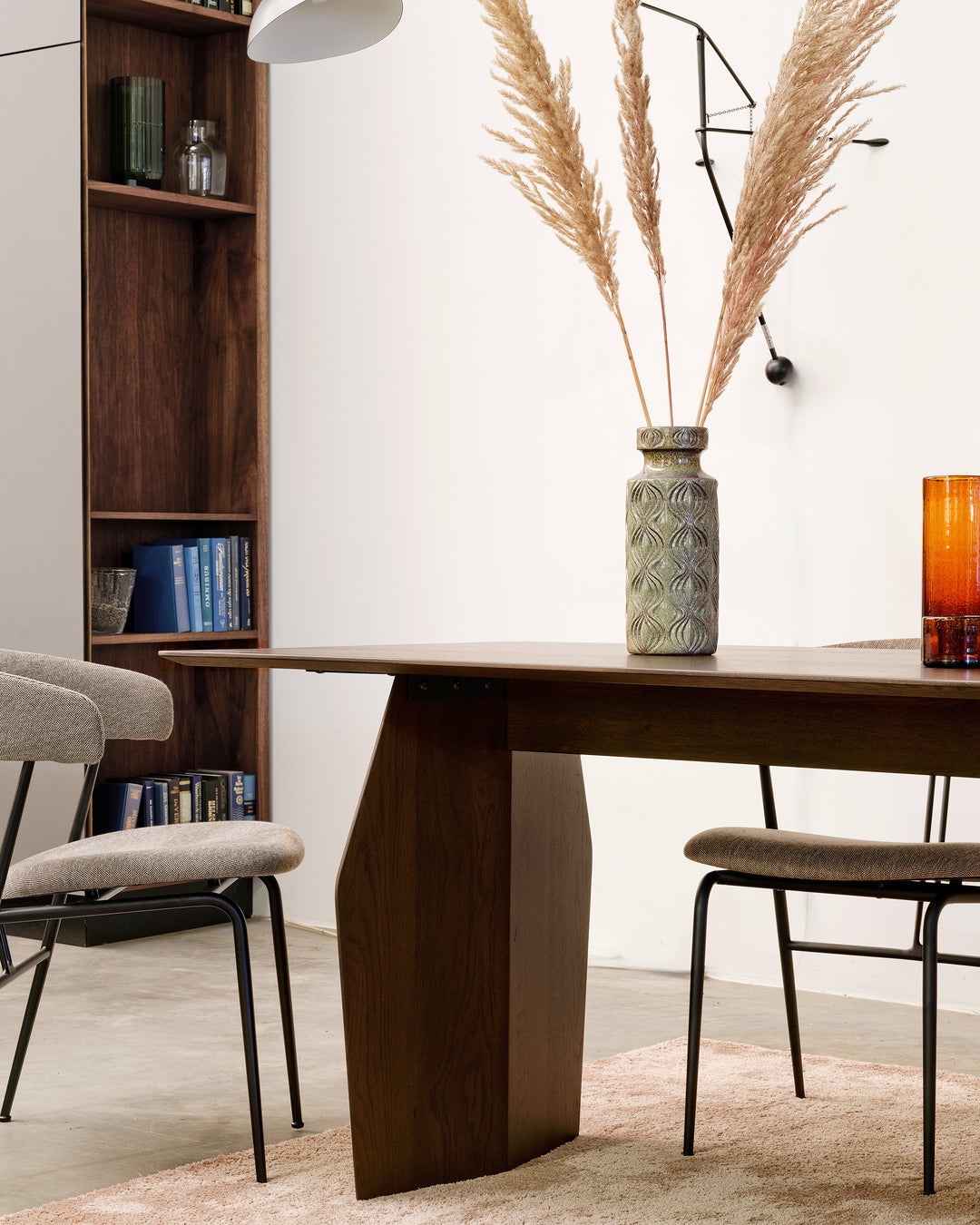 Maatwerk tafel Pivot met dichte houten poten en black walnut blad