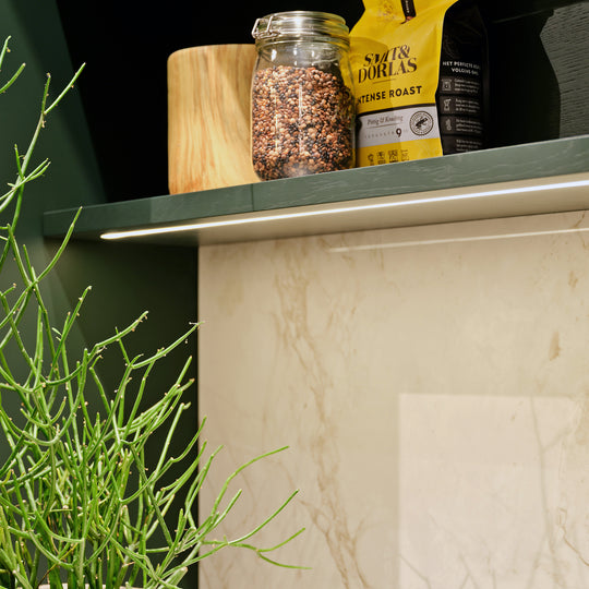 Houtmerk - Houten Wandplank met LED-strip verlichting - Maatwerk kleurlak hout