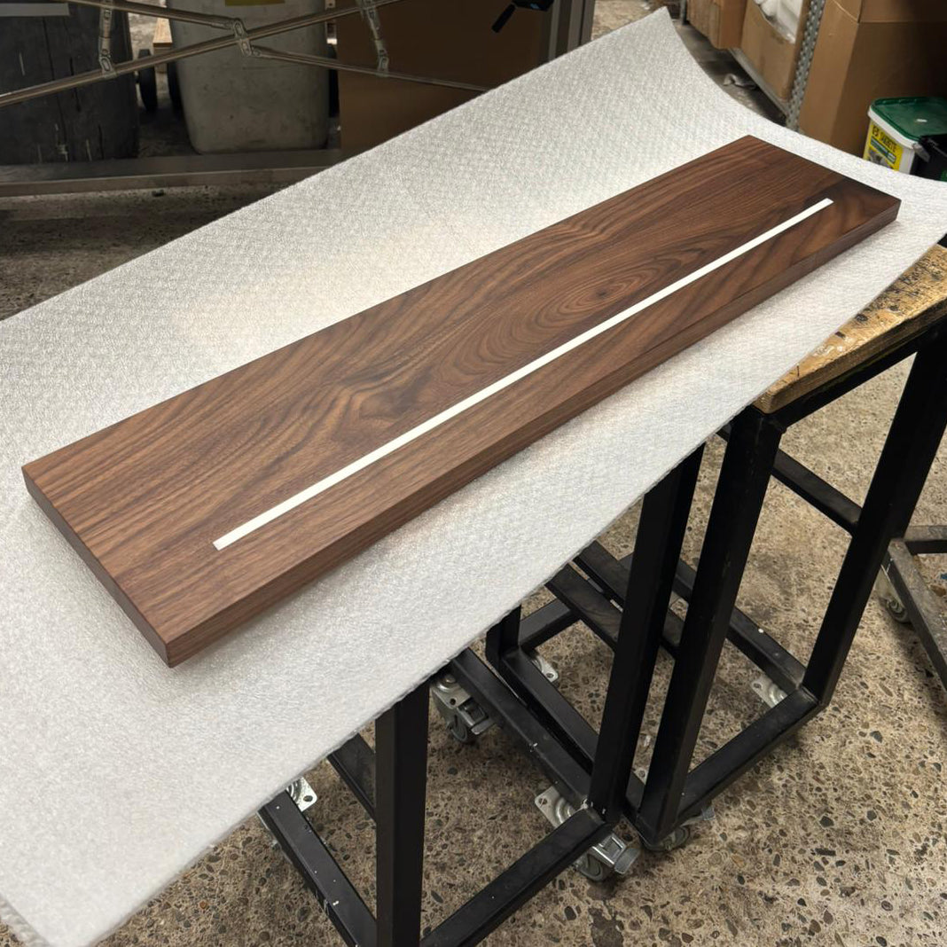 Houtmerk - Houten Wandplank blinde bevestiging - Massief noten - SALE Wandplanken Houtmerk