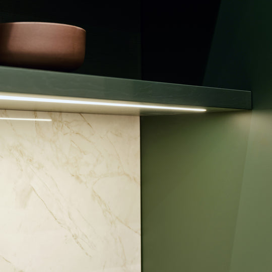 Houtmerk - Houten Wandplank met LED-strip verlichting - Maatwerk kleurlak hout