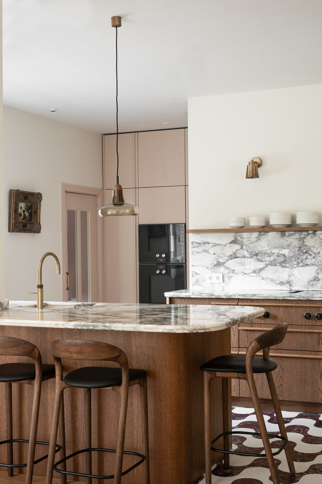 146_houtmerk_hoge_kastenwand_maatwerk_keuken_gaggenau_apparatuur_setting_plaster_dead_salmon_pink_ground_arcade_relief_profilering.jpg
