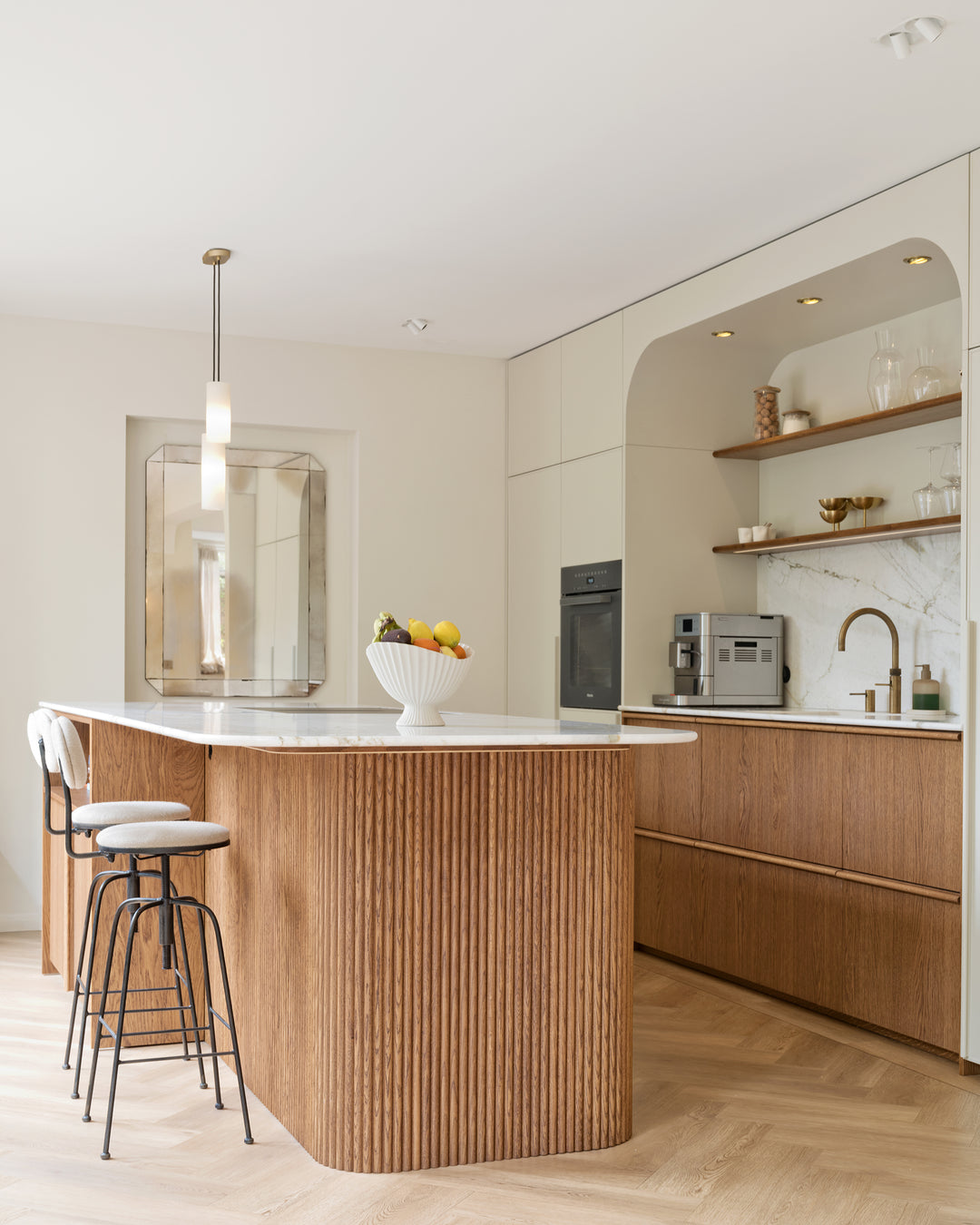 400_houtmerk_tijdloze_maatwerk_keuken_exclusief_handgemaakt_breda_kaders_toog_boog_afgeronde_vormen_handgemaakt_plafondhoog_kamerhoog_houten_vloer_met_houten_keuken_beits_eikenfineer_kramer_greeplat_kaderdeuren_skinny_shaker.jpg