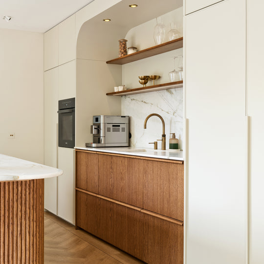 Houtmerk - Ripple Nisplank met LED-strip verlichting - Maatwerk massief eiken Wandplanken Houtmerk