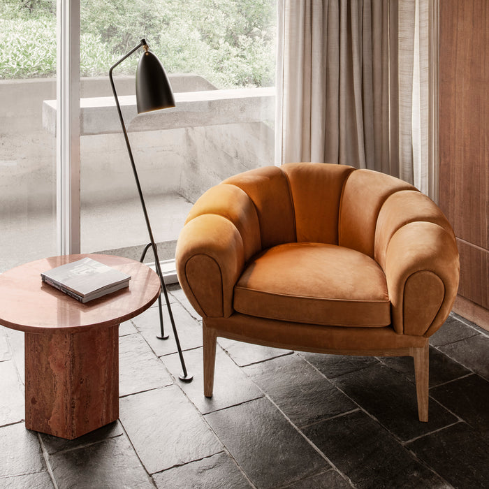 Gubi Croissant fauteuil of bank: moderne vormgeving en knipoog naar het klassieke chesterfield sofa ontwerp