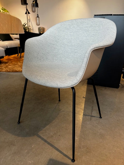 Gubi - Bat Dining Chair Front Upholstery - Stoel met gestoffeerde binnenzijde - SALE Stoelen Gubi   