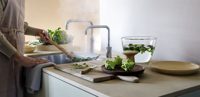 Dubbele kraan op keuken werkblad voor kokend water en warm water.