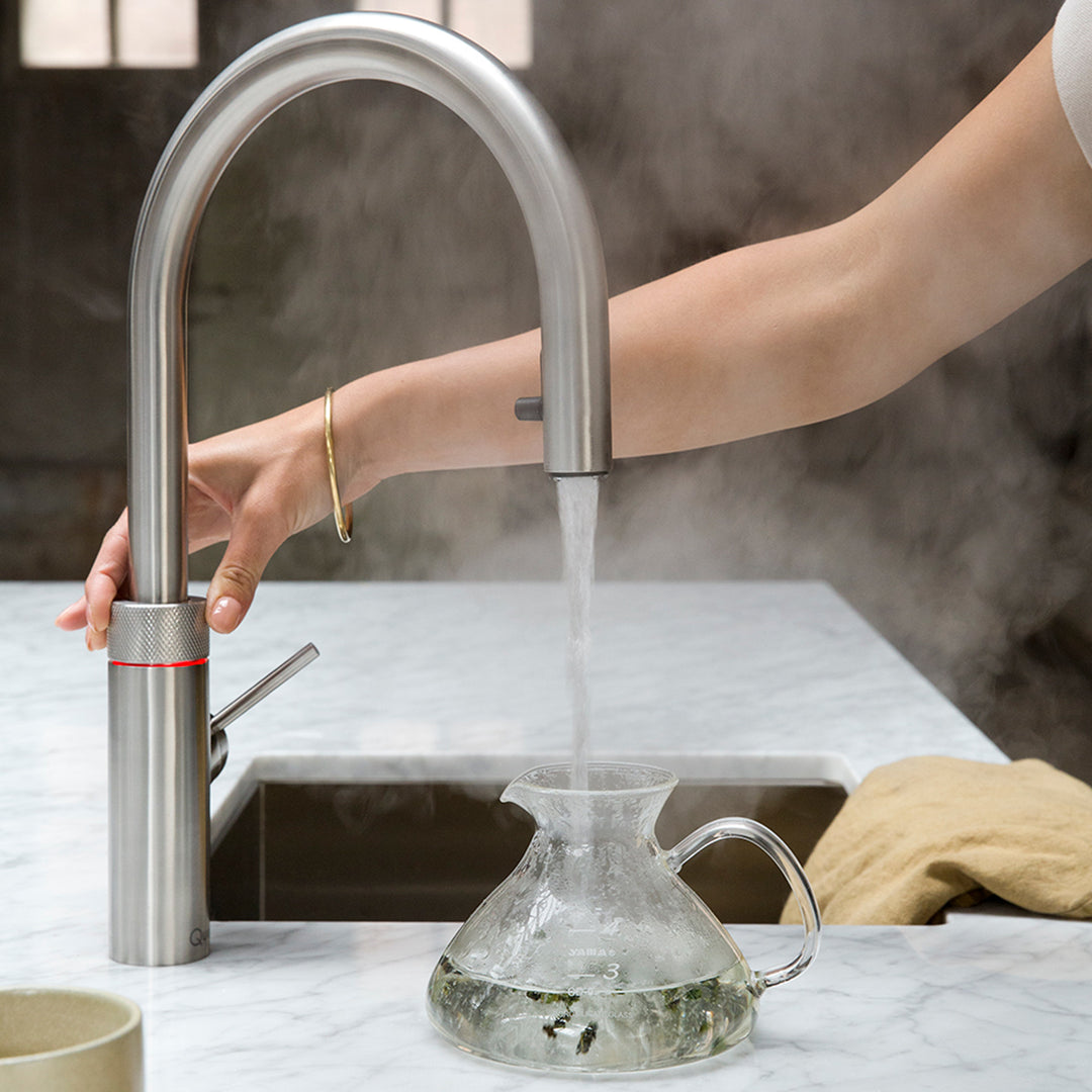 Marmer werkblad, rvs spoelbak met Quooker kraan.