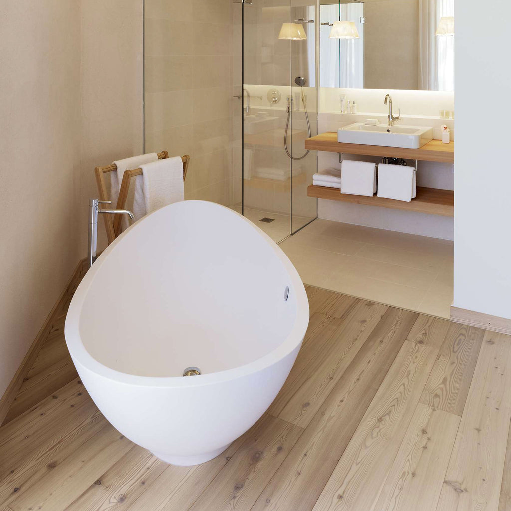 Vrijstaand bad in een badkamer met massief houten planken