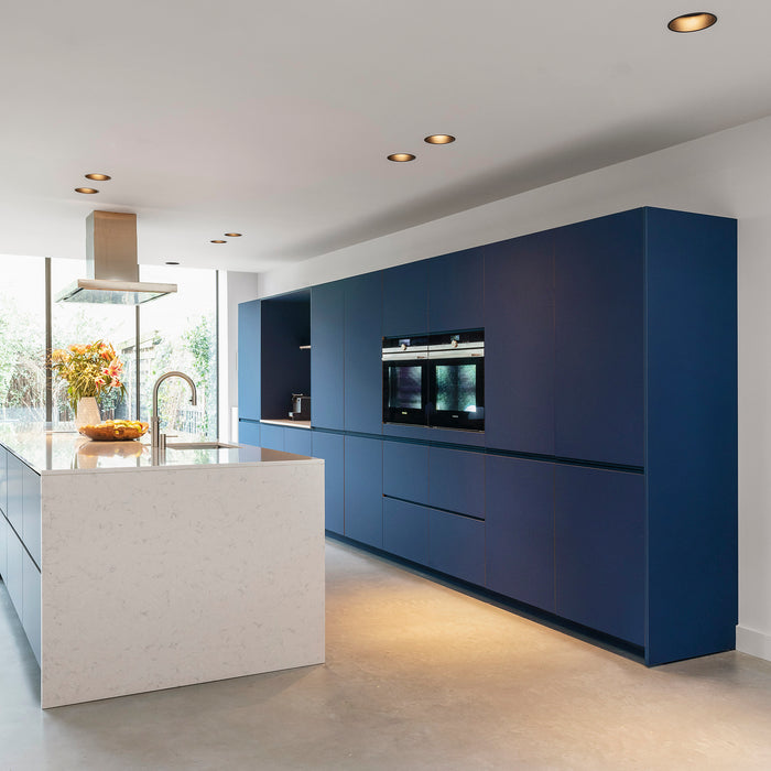 Blauwe Fenix keuken met kookeiland en keramische marmerlook werkbladen