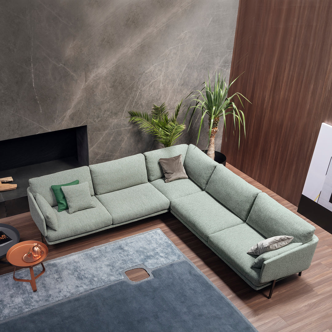 Schitterende Bonaldo Structure sofa als hoekbank samengesteld in zachtgroene stof, perfect bij interieurs met massief notenhout of eiken