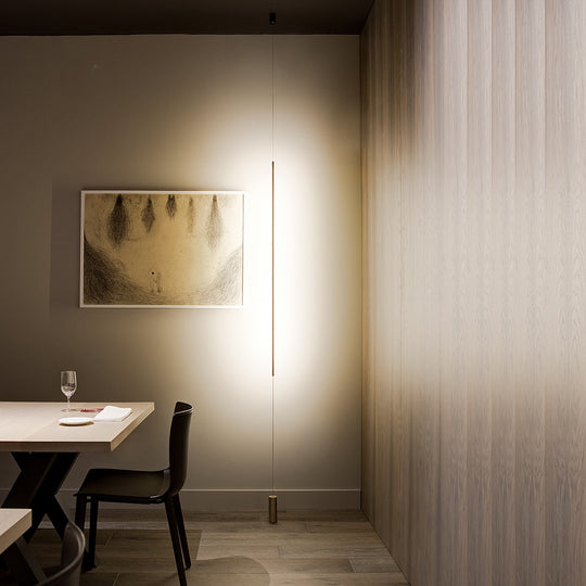 Verticaal gespannen Davide Groppi Masai lamp met messing led profiel