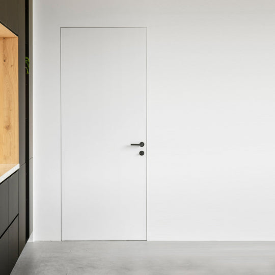 Houtmerk - Maatwerk houten deur met onzichtbaar kozijn - Noten Deuren Houtmerk   