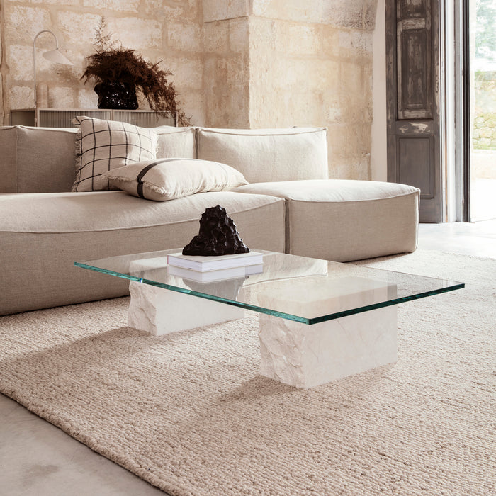 De prachtige Mineral salontafel met glazen blad en solide marmer blokken op een warm Ferm Living Loop vloerkleed