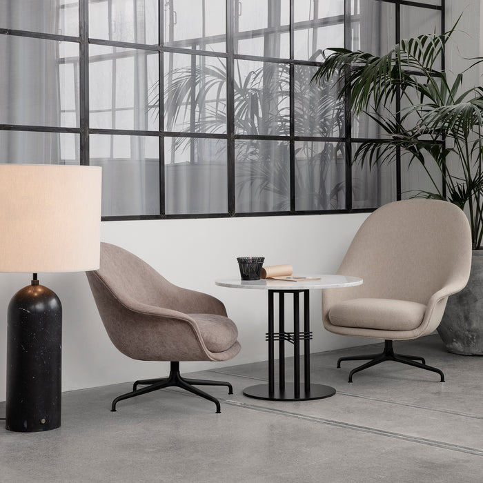Gubi Gravity vloerlamp met Bat Lounge stoelen in een minimalistisch interieur