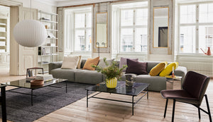 Interieur HAY designmeubels met mags sofa, rebar marmer salontafels en dapper stoel