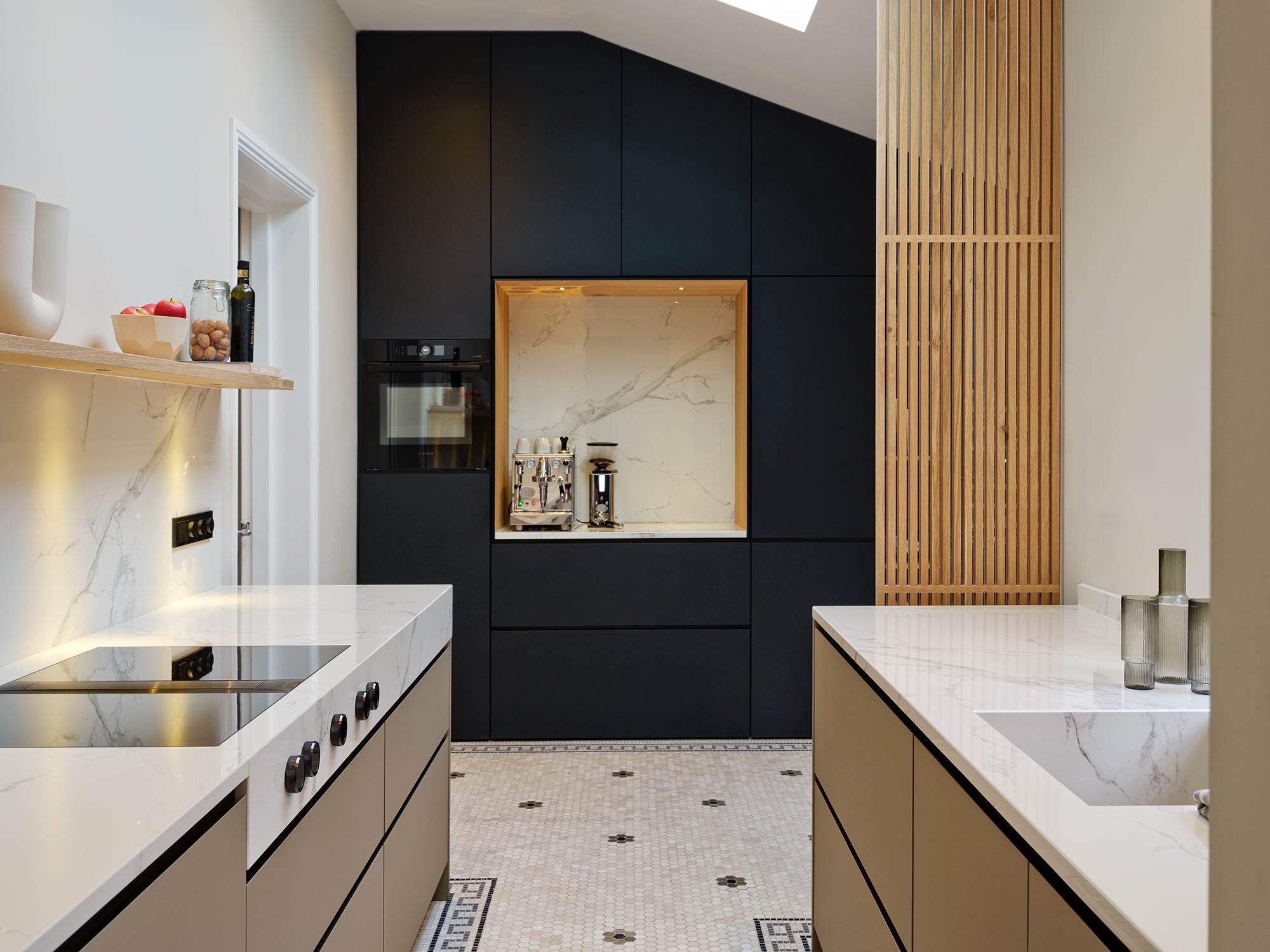 houtmerk-modus-keuken-breda-leefkeuken-op-maat-kastenwand-arpa-fenix-nero-ingo-massief-eiken-eikenhout-hout-wijnkoeling-spatio-open-vakkenkast-keramiek-dekton-natura-nis-spots-verlichting-bijzondere-tegelvloer-monument-pand-bora-professional-wandplank.jpg