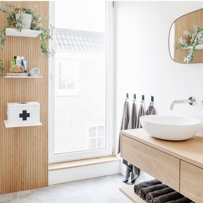 Badkamer op maat met houten badmeubel en witte waskom; gegraveerd wandpaneel; Muuto Framed spiegel en subtiele Hay wandhaken